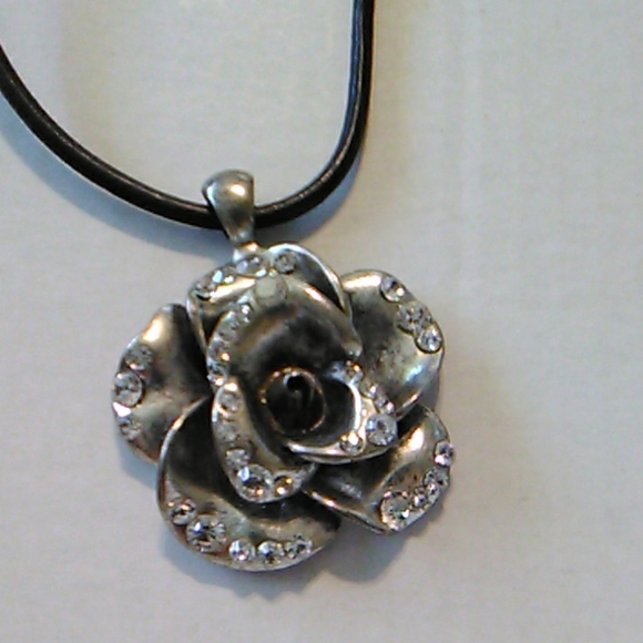 Jewelry - Silver flower necklace